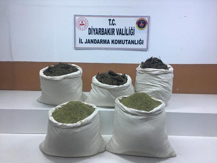 Diyarbakır'da saman çuvallarına gizlenmiş 129 kilogram esrar ele geçirildi G3