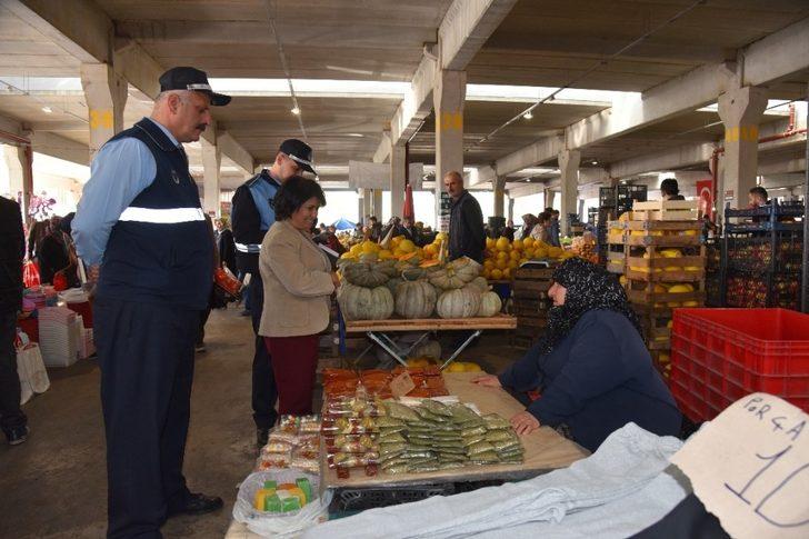 Başkan Yardımcısı Solakoğlu Perşembe pazarında incelemelerde bulundu G1