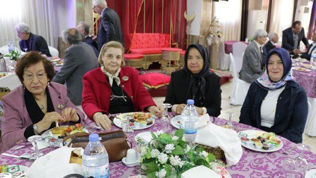 Emekli öğretmenler kahvaltıda buluştu