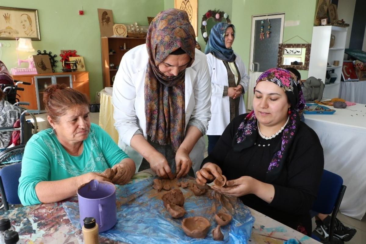 Engelleri el sanatları ile aşıyorlar