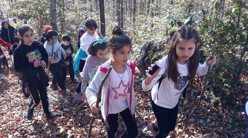 İlkokul &ouml;ğrencileri ara tatilde doğa y&uuml;r&uuml;y&uuml;ş&uuml; yaptı