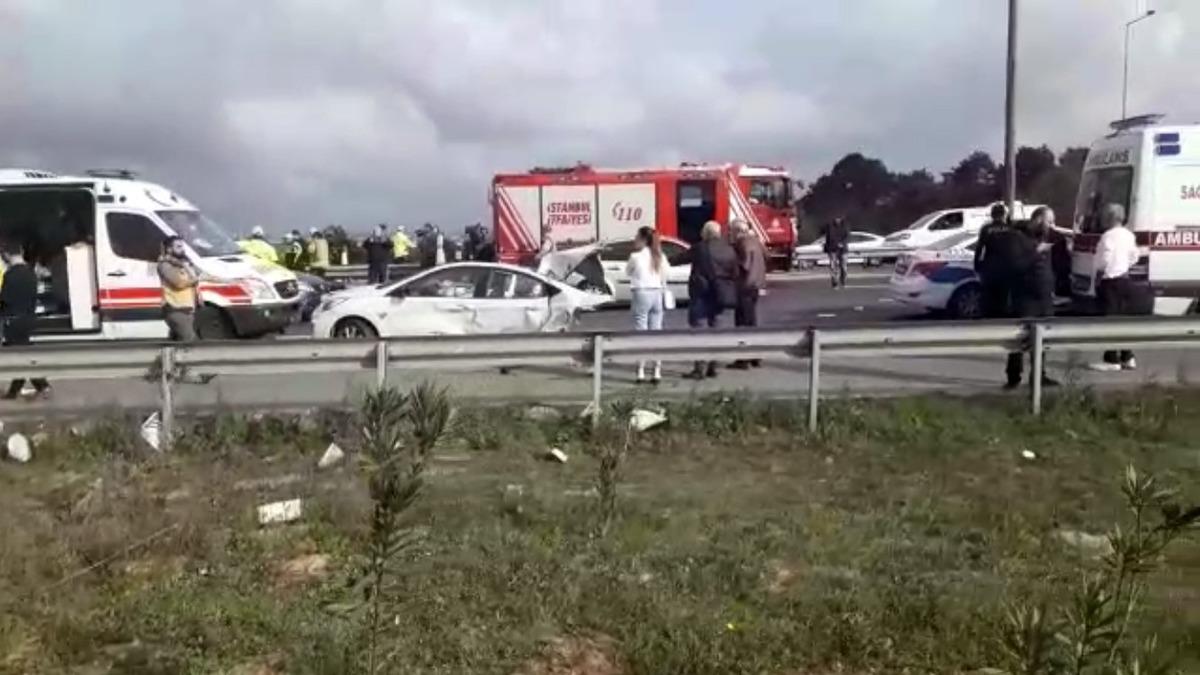 TEM'de feci kaza! Ara&ccedil; ikiye b&ouml;l&uuml;nd&uuml;: 1 &ouml;l&uuml;, 2 yaralı