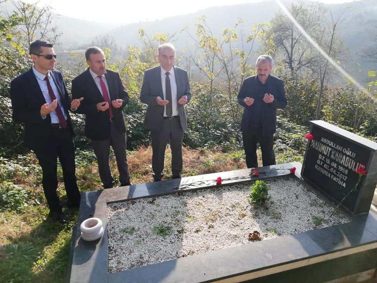 &Ouml;ğretmenler mezarları başında anıldı