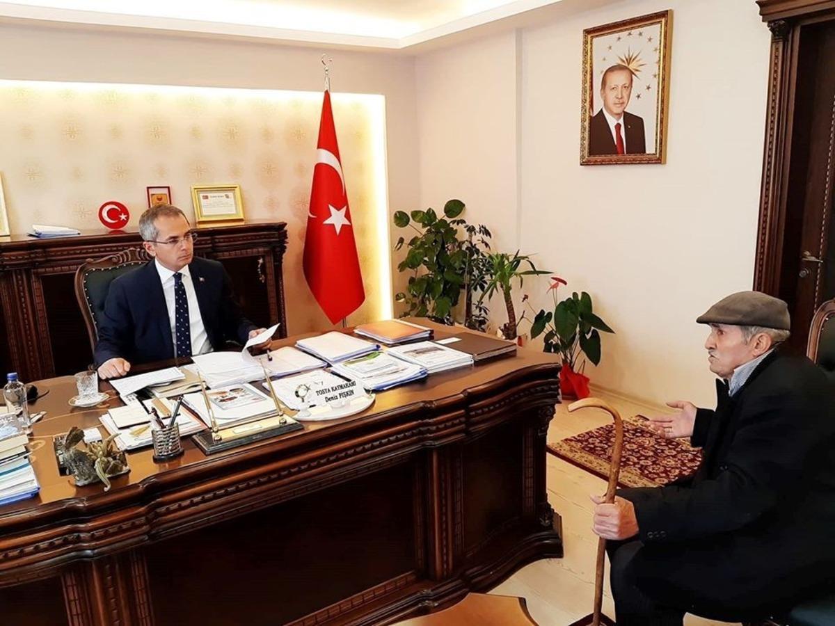 Kaymakam Pişkin ihtiya&ccedil; sahibi yaşlı karı kocanın eşyalarını teslim etti