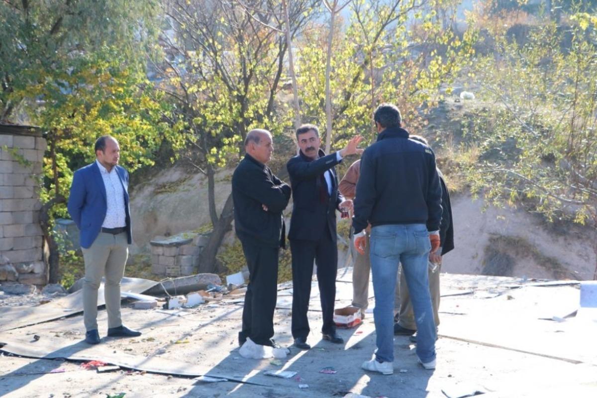 U&ccedil;hisar Belediye Başkanı S&uuml;sl&uuml;, Cevizli esnafı ile bir araya geldi