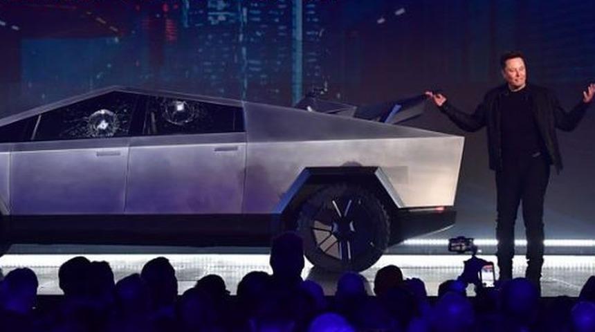 Tesla CEO'su Elon Musk sahnede zor anlar yaşadı: Cybertruck'ın camları tanıtımda kırıldı