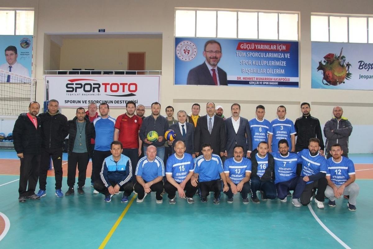 &Ouml;ğretmenler arası voleybol turnuvasının şampiyonu İmam Hatip Lisesi