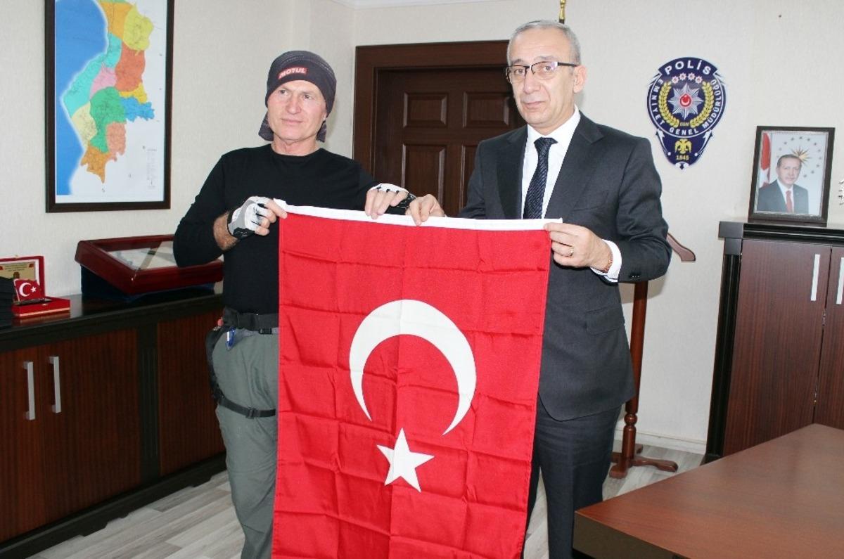 1600 kilometre pedal &ccedil;evirerek Hatay&rsquo;a geldi