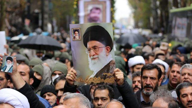 Protestolarda hayatını kaybeden 2 güvenlik görevlisinin cenaze töreninde, Ayetullah Ali Hamaney'in fotoğrafları taşındı (20 Kasım 2019)