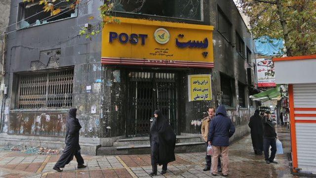 Tahran'daki protestolar sırasında hasar gören bir postane (20 Kasım 2019)