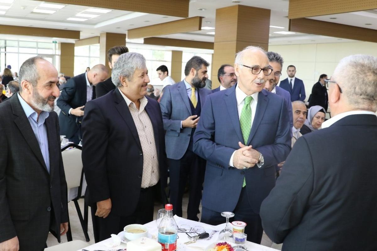 Sakarya &Uuml;niversitesi emekli personeli vefa yemeğinde buluştu