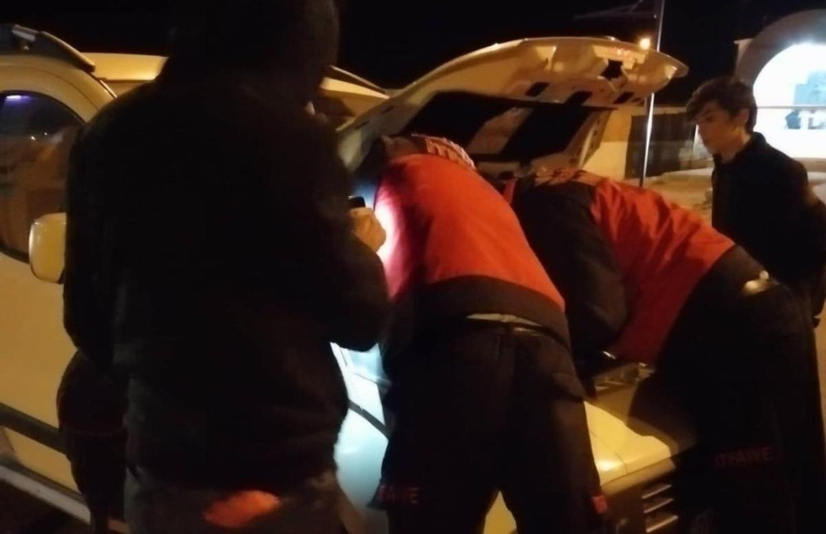 Motora sıkışan kedi kurtarıldı