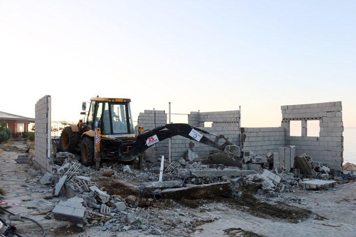 Van Gölü sahilindeki ruhsatsız yapı yıktırıldı G1