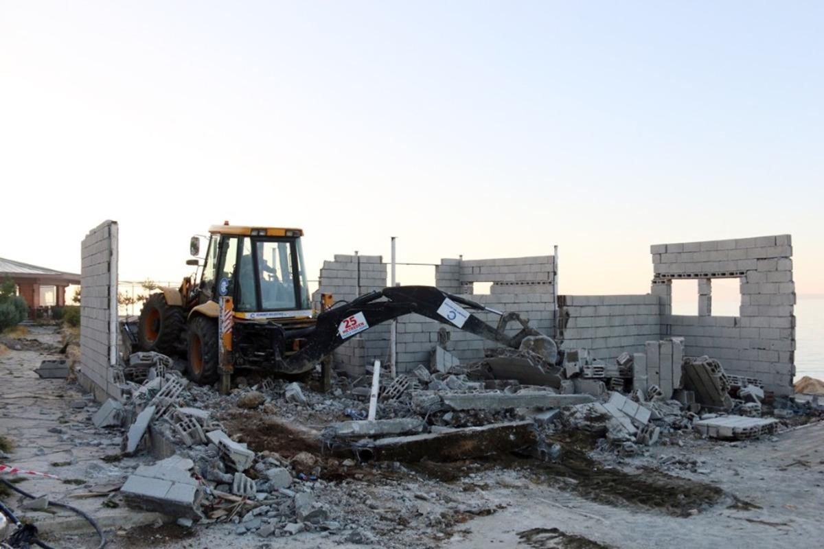 Van G&ouml;l&uuml; sahilindeki ruhsatsız yapı yıktırıldı