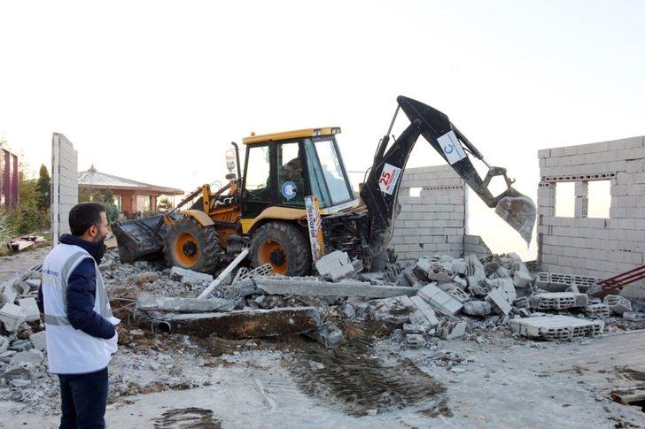 Van Gölü sahilindeki ruhsatsız yapı yıktırıldı G3