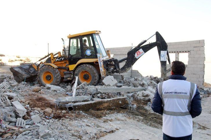 Van Gölü sahilindeki ruhsatsız yapı yıktırıldı G4