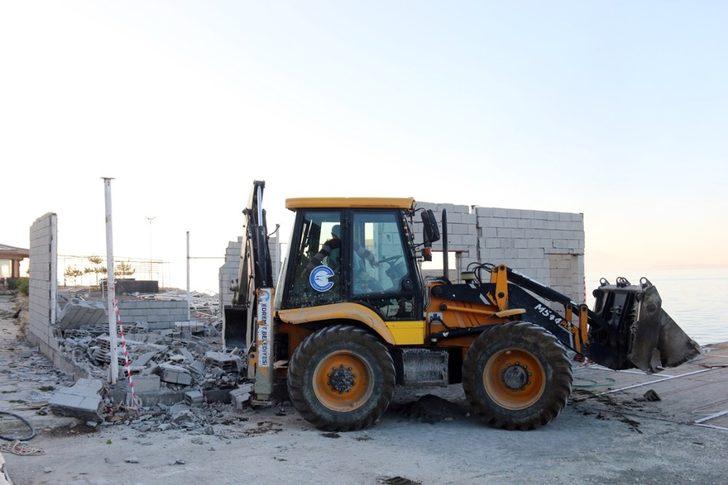 Van Gölü sahilindeki ruhsatsız yapı yıktırıldı G5