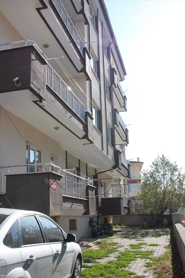 Beyşehir'de 4 katlı apartmanın çatısından düşen kişi öldü