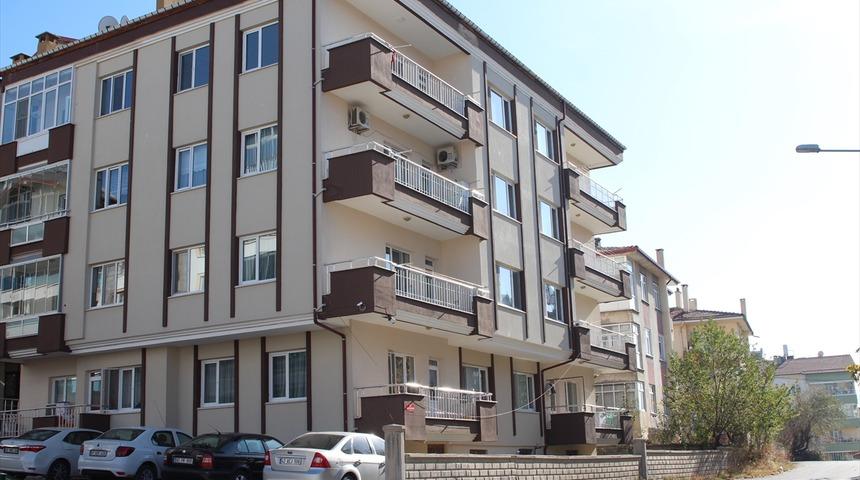 Beyşehir'de 4 katlı apartmanın çatısından düşen kişi öldü