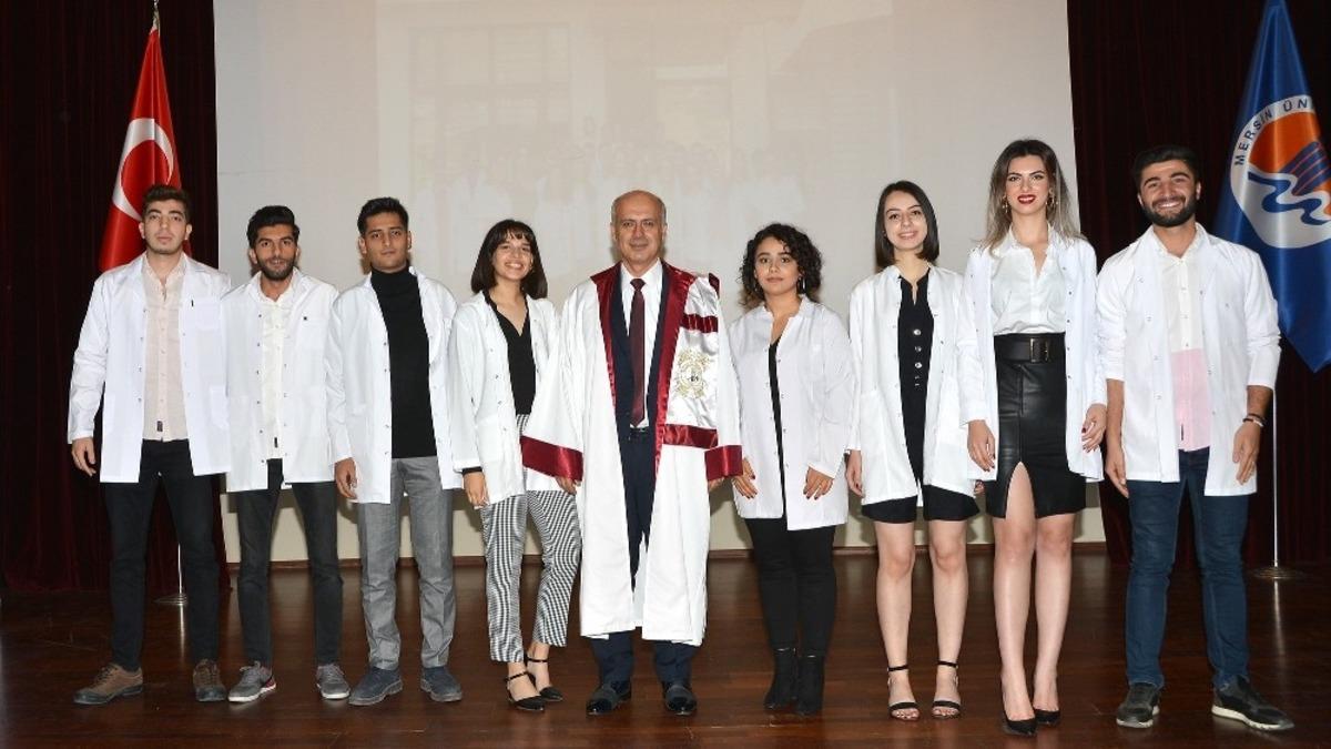 Diş Hekimliği &ouml;ğrencileri beyaz &ouml;nl&uuml;k giydi