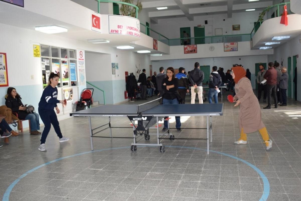 &Ouml;ğretmenler masa tenisi turnuvasında buluştu
