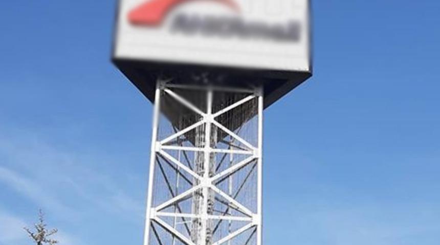 Ankara’da intihar girişimi! Reklam tabelasına çıktı