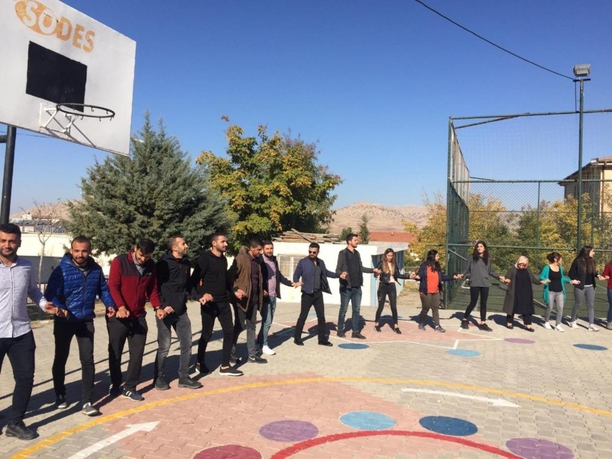 Gerc&uuml;ş&rsquo;te &ouml;ğretmenlerden halk oyunları g&ouml;sterisi