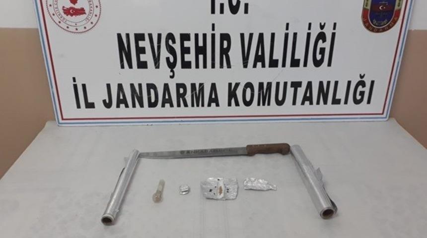 Jandarma uyuşturucudan 3 kişiyi g&ouml;zaltına aldı