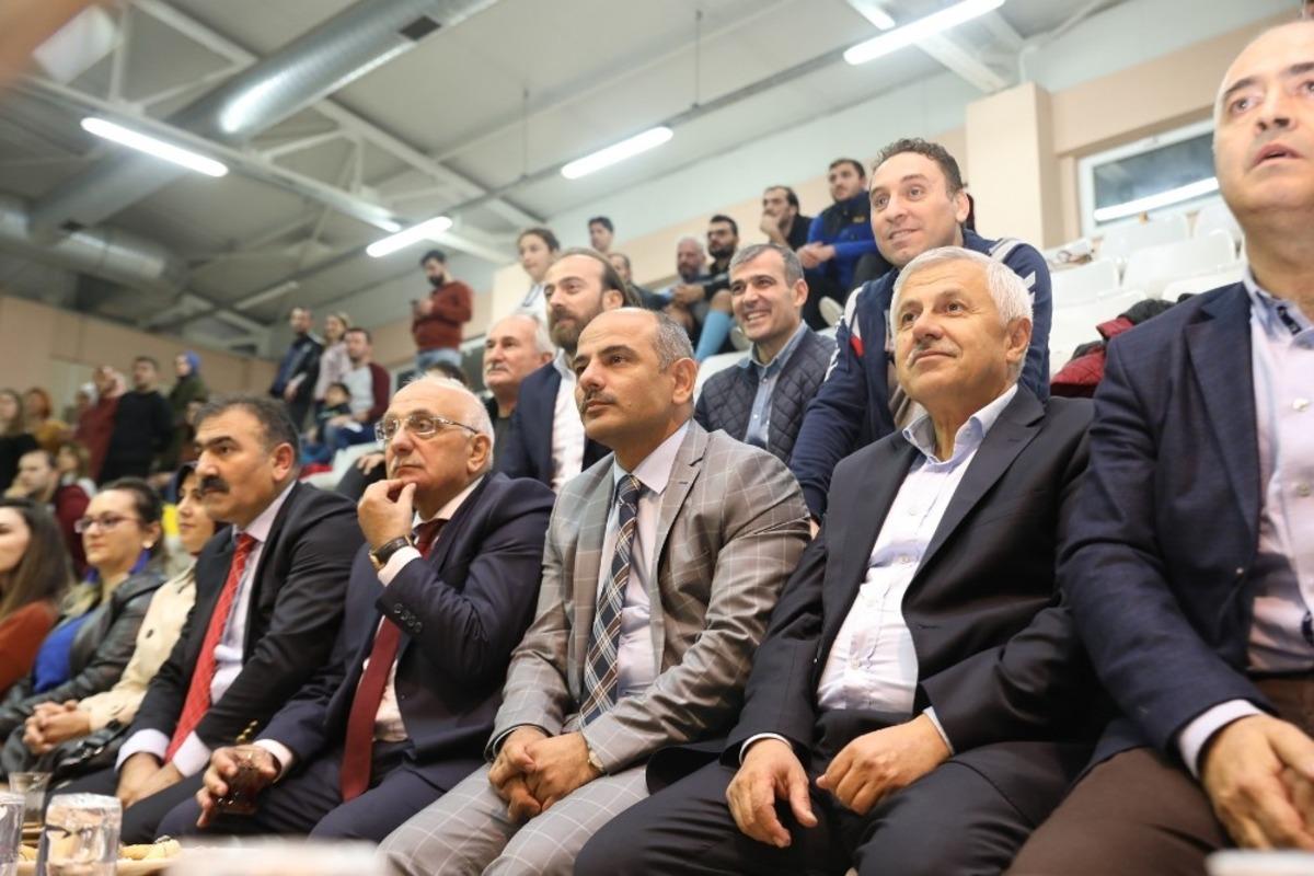 &Ouml;ğretmenlerde kazanan Uluğbey oldu