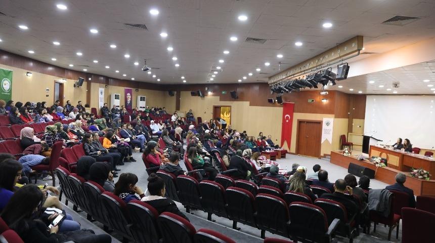 Kadına y&ouml;nelik şiddete karşı panel ve tiyatro g&ouml;sterisi