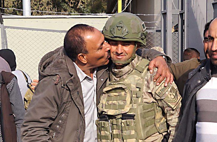 Suriyeliler, Türk askerini öperek evlerine döndü G1