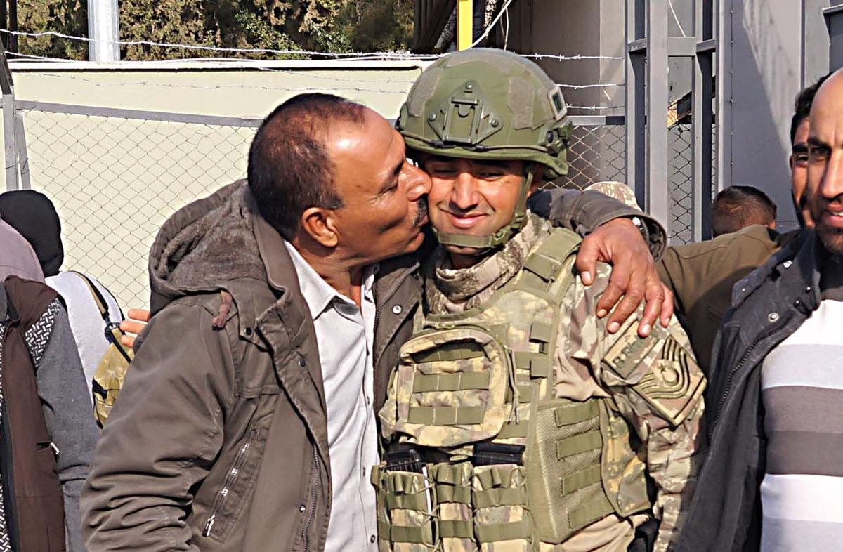 Suriyeliler, T&uuml;rk askerini &ouml;perek evlerine d&ouml;nd&uuml;