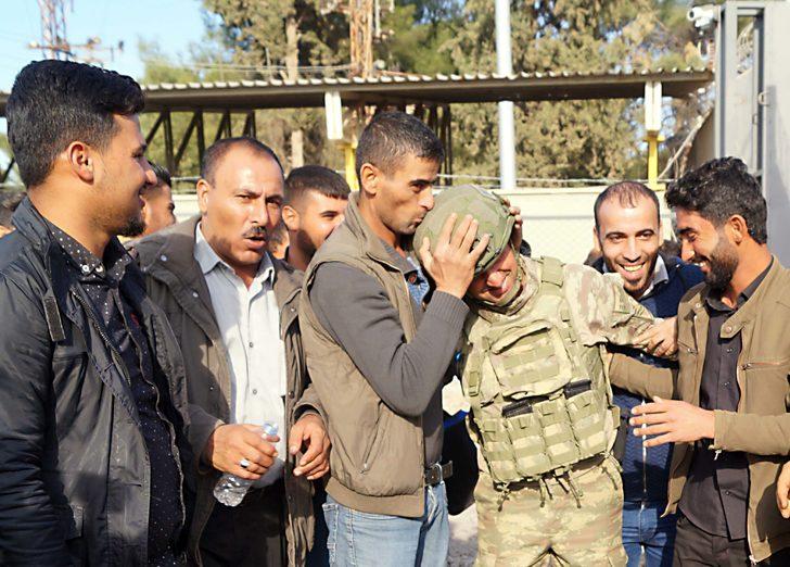 Suriyeliler, Türk askerini öperek evlerine döndü G2
