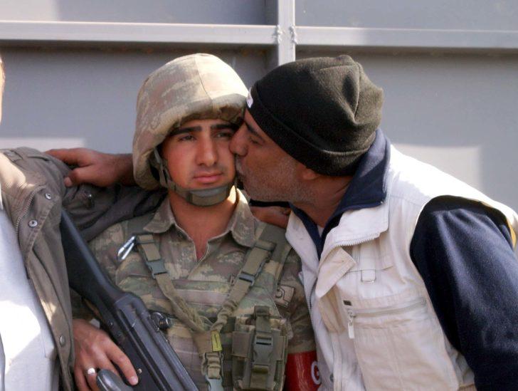 Suriyeliler, Türk askerini öperek evlerine döndü G3