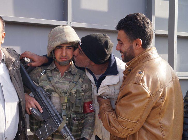 Suriyeliler, Türk askerini öperek evlerine döndü G4