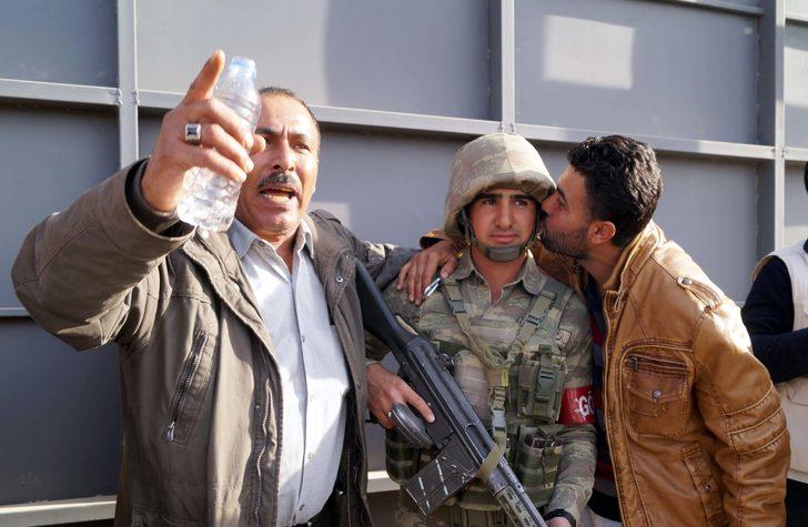 Suriyeliler, Türk askerini öperek evlerine döndü G5