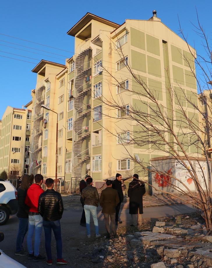 Kimyasal madde ile intihara kalkıştı, 18 kişi hastaneye kaldırıldı G4