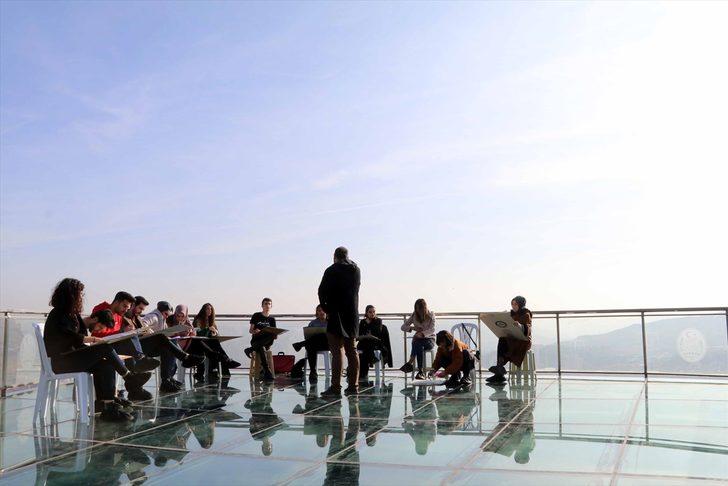 Yerden 100 metre yükseklikteki cam terasta Başöğretmeni resmettiler G1