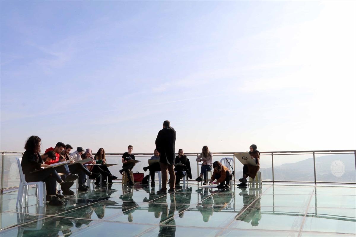 Yerden 100 metre y&uuml;kseklikteki cam terasta Baş&ouml;ğretmeni resmettiler