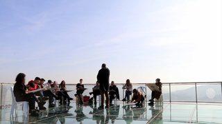 Yerden 100 metre yükseklikteki cam terasta Başöğretmeni resmettiler