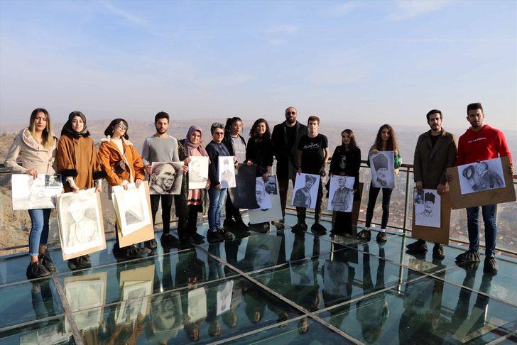 Yerden 100 metre yükseklikteki cam terasta Başöğretmeni resmettiler G2