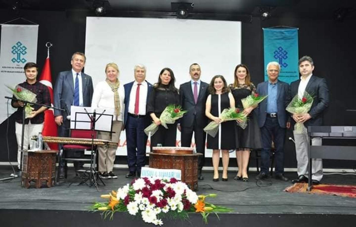 Kulakların ve g&ouml;n&uuml;llerin pasını sildiler