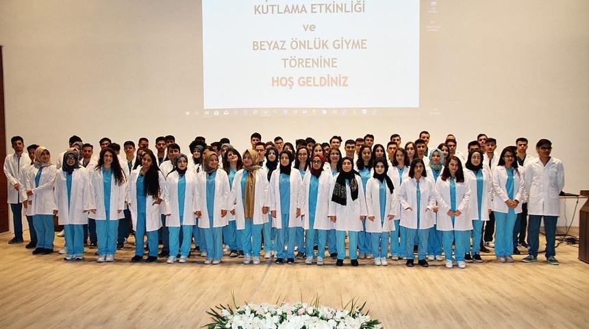 HR&Uuml; diş hekimliği &ouml;ğrencileri beyaz &ouml;nl&uuml;k giydi
