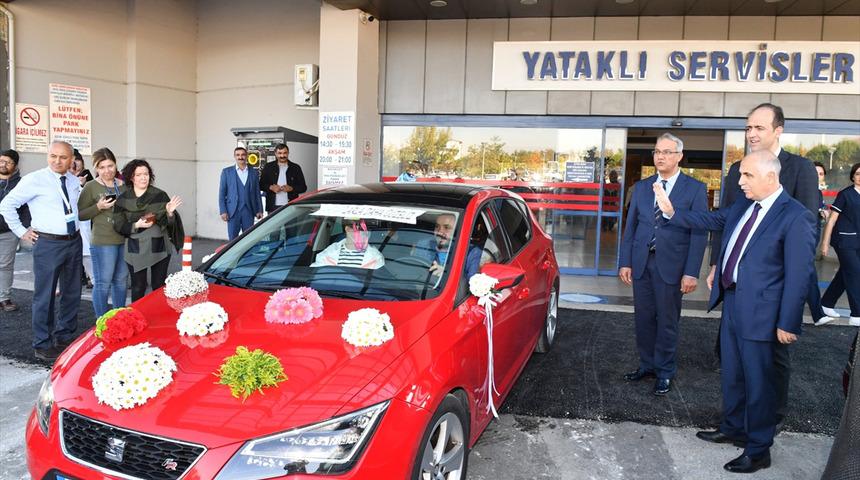 Kanseri yenen eşini hastaneden gelin arabasıyla aldı