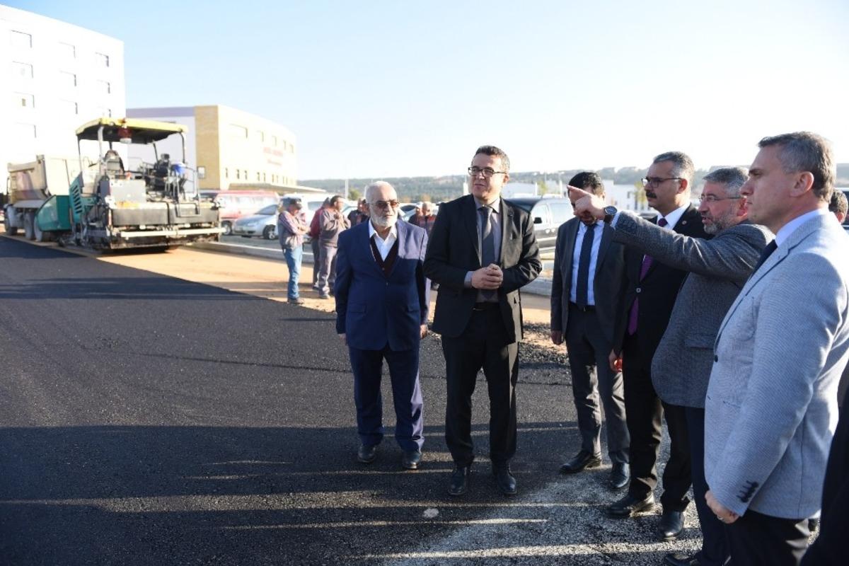 Belediye&rsquo;den hastane bah&ccedil;esi&rsquo;ne asfalt