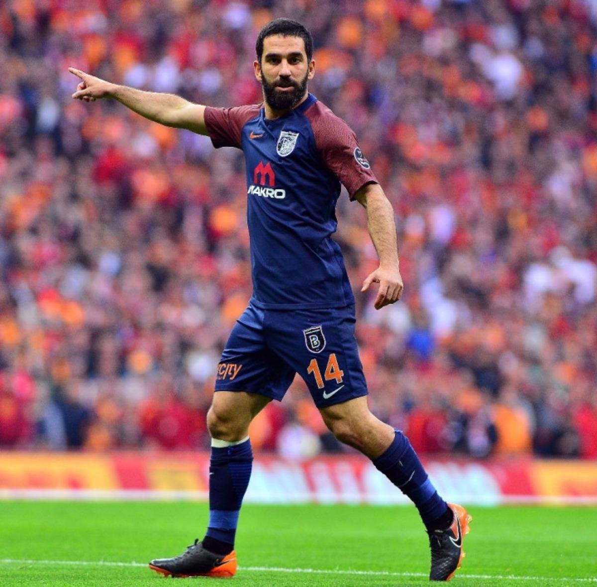 Arda Turan ma&ccedil; &ouml;ncesi Fatih Terim'in elini &ouml;pt&uuml;