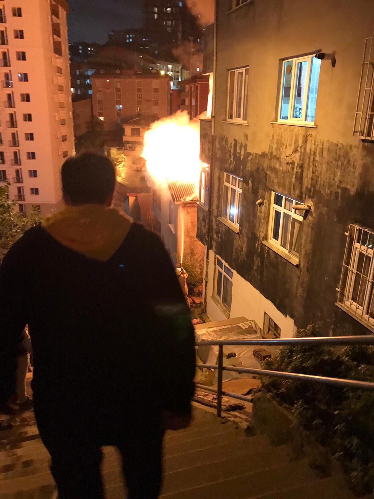 Kağıthane'de 4 katlı binada yangın