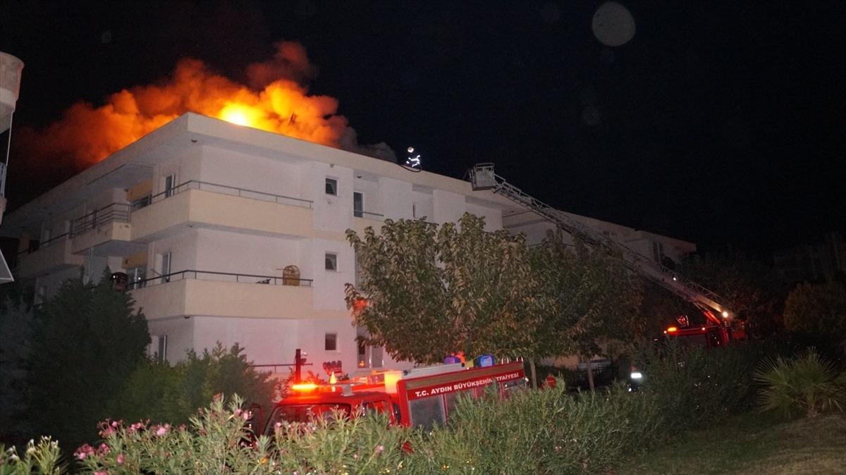 Kuşadası'nda apartman &ccedil;atısında &ccedil;ıkan yangın s&ouml;nd&uuml;r&uuml;ld&uuml;