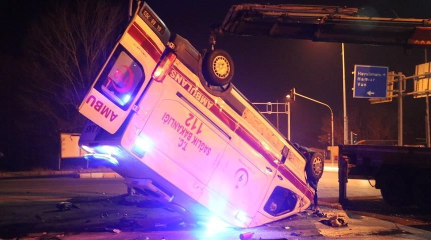 Ambulans kaza yaptı! Ölü ve yaralılar var