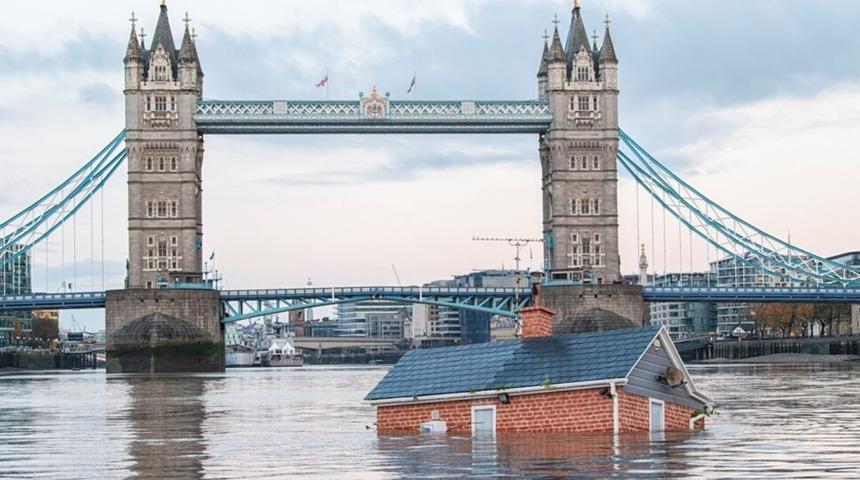 Nehrin ortasında batan bir ev!